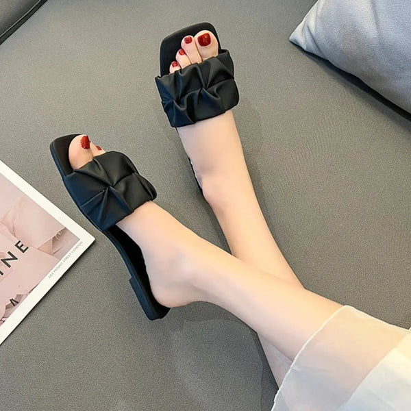 Viviane – Noire, Chic Minimaliste & Détail Plissé
