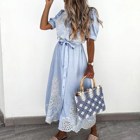 Céleste – Robe Midi Brodée Bleu Ciel pour l'Été