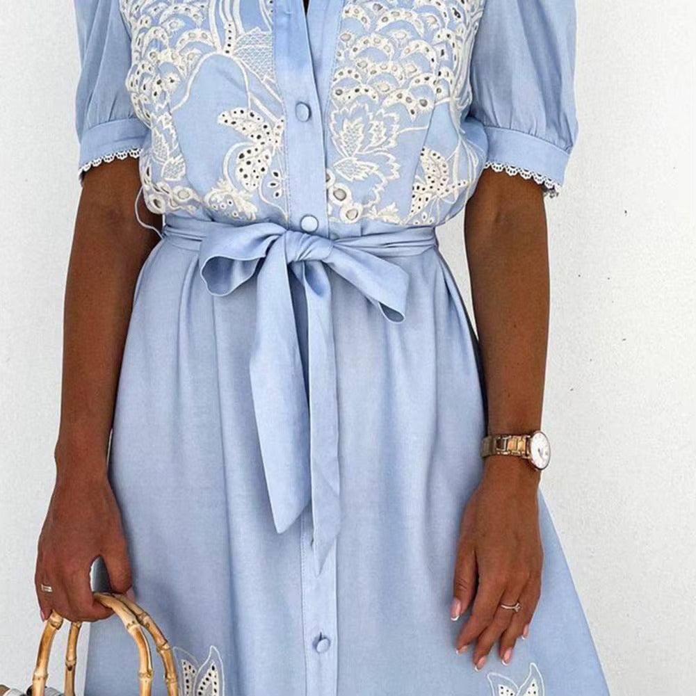Céleste – Robe Midi Brodée Bleu Ciel pour l'Été