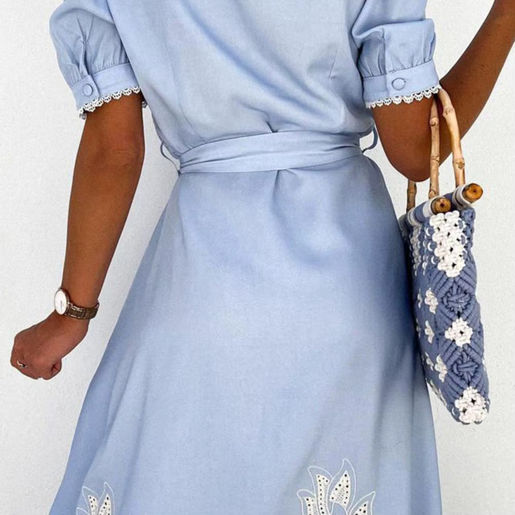 Céleste – Robe Midi Brodée Bleu Ciel pour l'Été