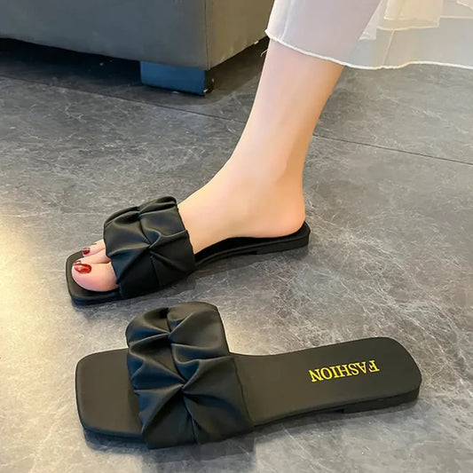 Viviane – Noire, Chic Minimaliste & Détail Plissé