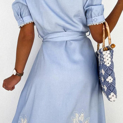 Céleste – Robe Midi Brodée Bleu Ciel pour l'Été